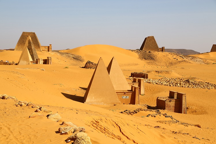 スーダンのヌビアのピラミッドとメロエ王国